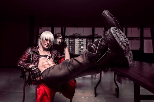 Обои на рабочий стол Персонаж Dante / Данте из игры Devil May Cry сидит на стуле закинув ноги на стол