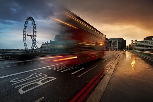 Обои на рабочий стол London / Лондон, знаменитый красный автобус в движении, by Kah Kit Yoong