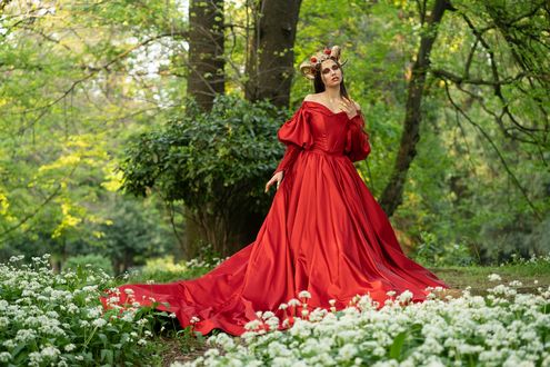 Обои на рабочий стол Модель Francesca Maria в длинном красном платье, с украшением на голове стоит у дерева. Фотограф Fabio Berg