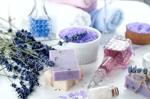 Обои на рабочий стол Spa-набор: сухая лаванда, флаконы эфирных масел, морская соль, махровое полотенце и мыло
