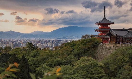Обои на рабочий стол Пагода храма Kiiomidzu Dera на фоне гор и неба, Kyoto / Киото, Japan / Япония