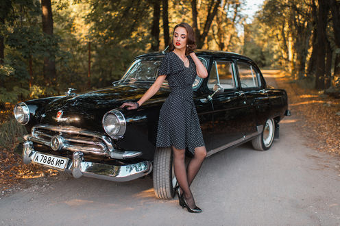 Обои на рабочий стол Девушка Ирина Герасимова стоит на дороге у авто-волга. Фотограф Сумников Алексей