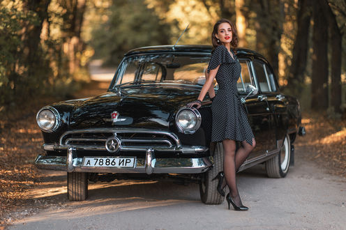 Обои на рабочий стол Девушка Ирина Герасимова стоит на дороге у авто - волга. Фотограф Сумников Алексей
