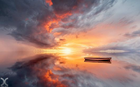 Обои на рабочий стол Дрейфующая лодка на воде на фоне заката, by Daniel Cheong