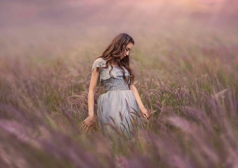 Обои на рабочий стол Девушка стоит на поле, by Jessica Drossin