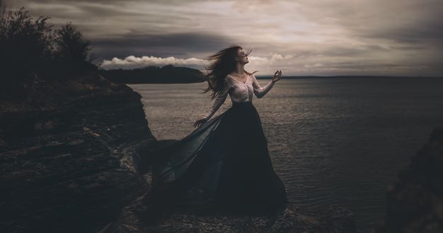 Обои на рабочий стол Девушка стоит на фоне моря, by Shelby Robinson