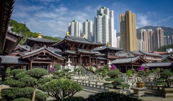 Обои на рабочий стол Буддийский храм с садом на фоне небоскребов, Hong-Kong / Гон-Конг, China / Китай