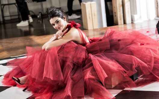 Обои на рабочий стол Американская модель Kendall jenner / Кендалл Дженнер в красном платье сидит на полу