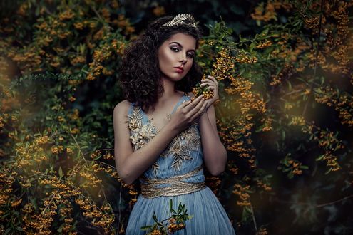 Обои на рабочий стол Сказочный образ девушки среди желтых ягод, by Ruth Chornolutskyy (RR Photographic)
