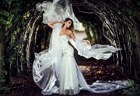 Обои на рабочий стол Девушка в длинном белом платье, by Ruth Chornolutskyy (RR Photographic)