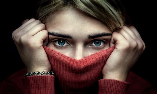 Обои на рабочий стол Портрет девушки в свитере, фотограф Юрий Лео