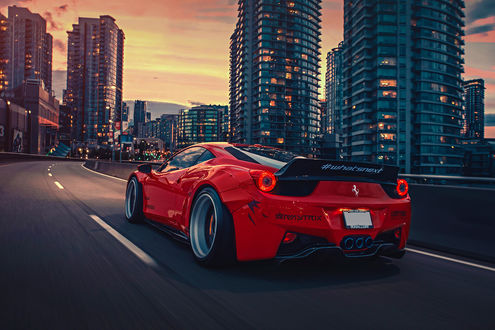 Обои на рабочий стол Красный спорткар Феррари / Ferrari 458 мчится вдоль небоскребов