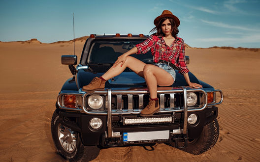 Обои на рабочий стол Модель veronika_glm сидит на капоте авто, фотограф Николай Кашуба