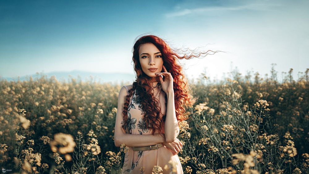 Обои для рабочего стола Модель Майа стоит на цветущем поле, by tvision portraits