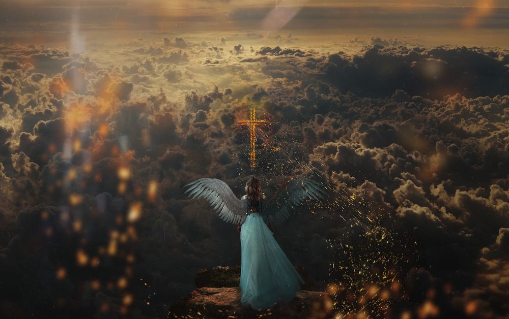 Обои для рабочего стола Девушка - ангел стоит на фоне облаков с крестом. Фотограф Гуляев Виталий