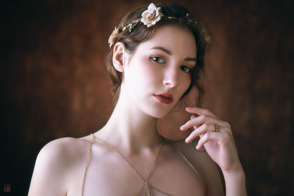 Обои для рабочего стола Модель Jiwa Raga в венке, фотограф William Vance
