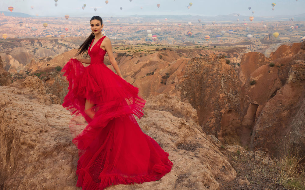 Обои для рабочего стола Актриса Виктория Джастис в красном длинном платье стоит на фоне природы