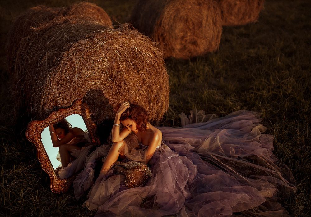 Обои для рабочего стола Девушка сидит на земле перед зеркалом у валуна сена, by Nikolay Tikhomirov