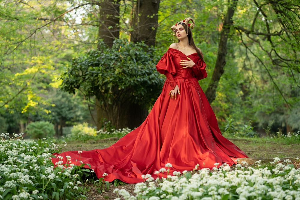 Обои для рабочего стола Модель Francesca Maria в длинном красном платье, с украшением на голове стоит у дерева. Фотограф Fabio Berg