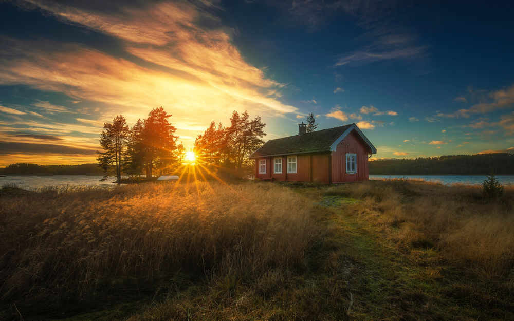 Обои для рабочего стола Восход солнца над озером Ringerike, Norway / Ringerike, Норвегия с небольшим домиком