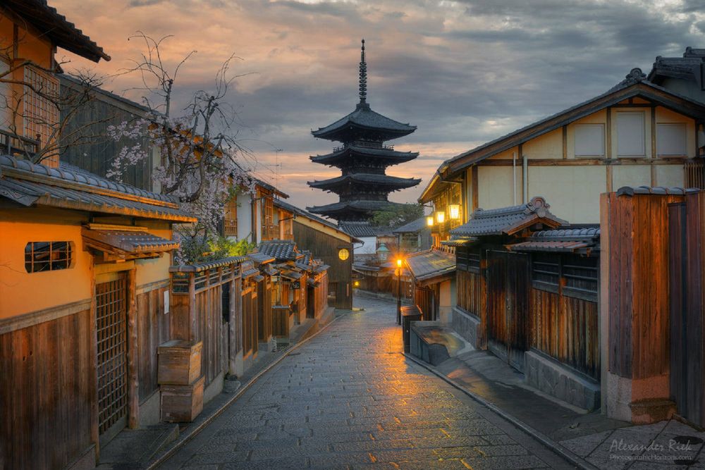 Обои для рабочего стола He Yasaka Pagoda in Kyoto on a rainy morning / Пагода Ясака в Киото дождливым утром, Япония, by Kyoto Mornings