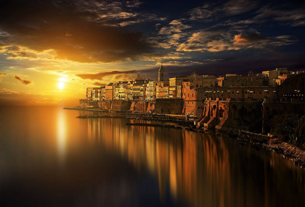 Обои для рабочего стола Город на побережье на фоне заката, Италия, by Antonio Amati