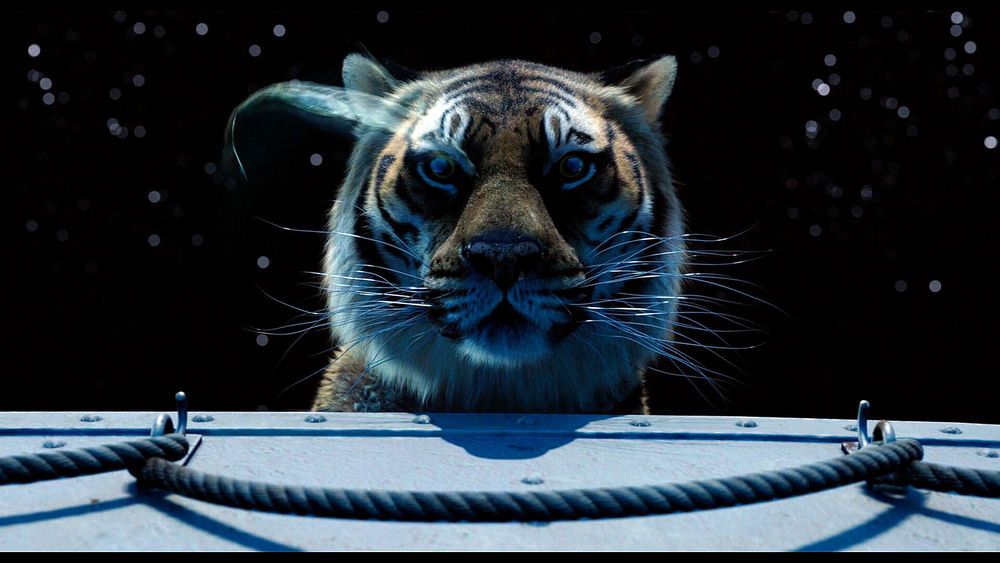 Обои для рабочего стола Тигр на фоне звездного неба выглядывает из лодки, кинофильм Жизнь Пи / Life of Pi, автор marsson