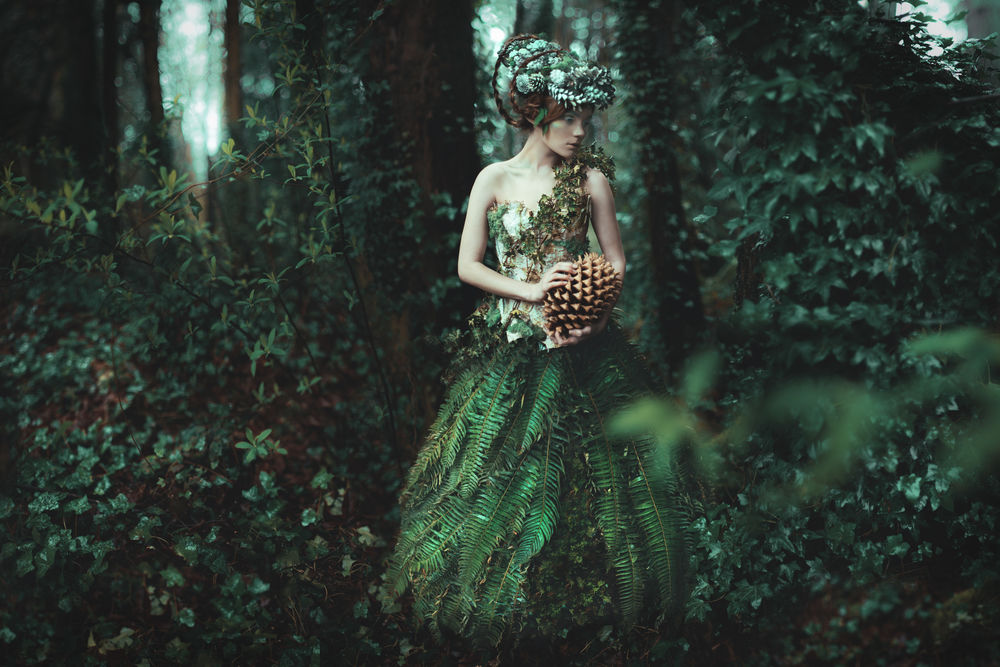 Обои для рабочего стола Модель Meredith Adelaide стоит в лесу и держит в руках шишку, by Kindra Nikole