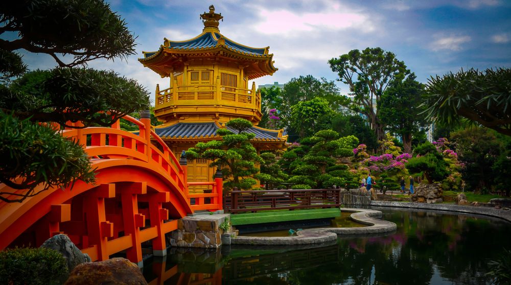 Обои для рабочего стола Nan-Lian Garden, золотая пагода у пруда с красным мостом в Hong Kong / Гон-Конг, China / Китай, by Guo Zhonghua