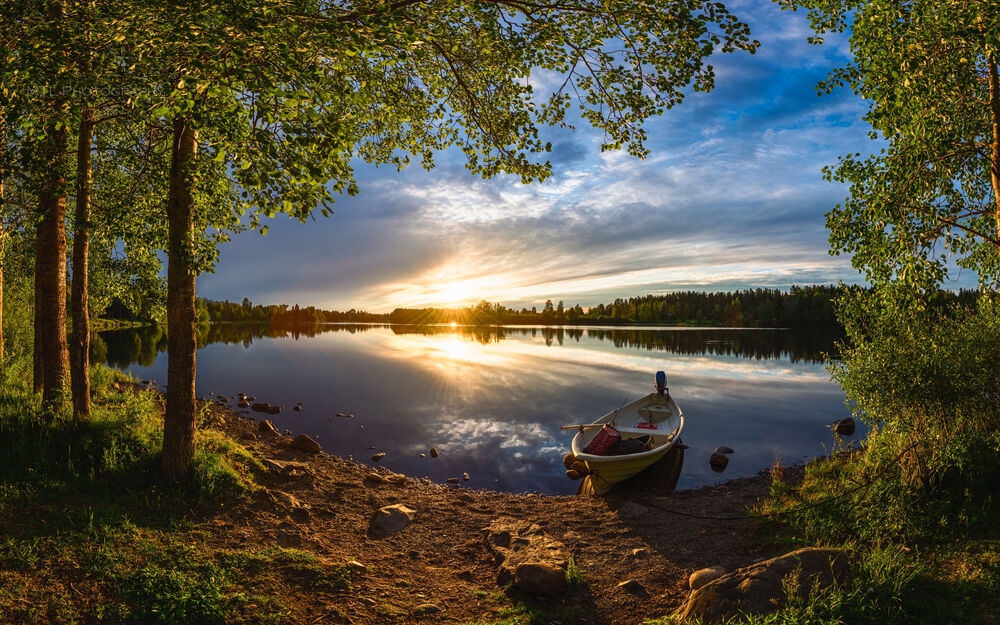 Обои для рабочего стола Закат на реке с лодкой, Финляндия / Finland, River Oulujoki / река Оулуйоки, by M. T. L Photography