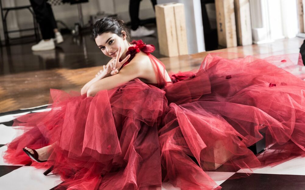 Обои для рабочего стола Американская модель Kendall jenner / Кендалл Дженнер в красном платье сидит на полу