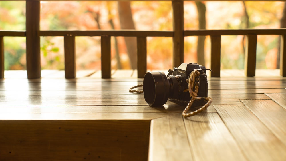 Обои для рабочего стола Фотоаппарат лежит на полу, by Ms photography