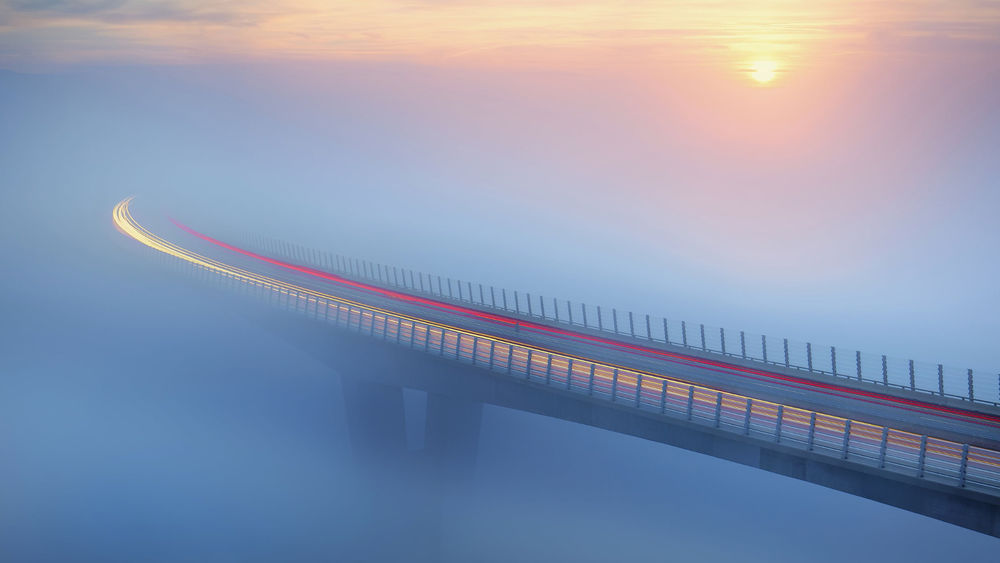 Обои для рабочего стола Мост в тумане на рассвете солнца, фотограф Ales Komovec