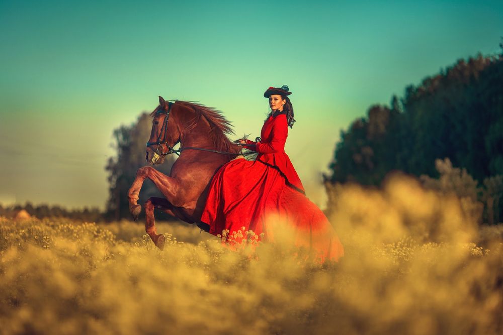 Обои для рабочего стола Девушка в красном сидит на лошади, фотограф Анюта Онтикова
