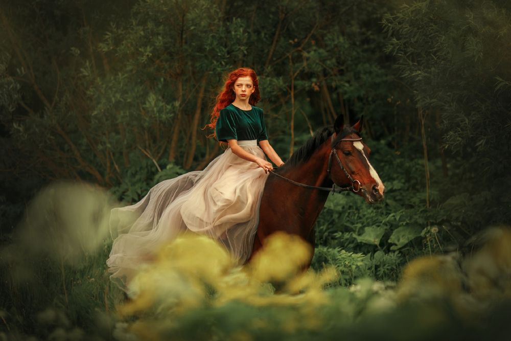 Обои для рабочего стола Девушка в длинном платье сидит на лошади, фотограф Анюта Онтикова