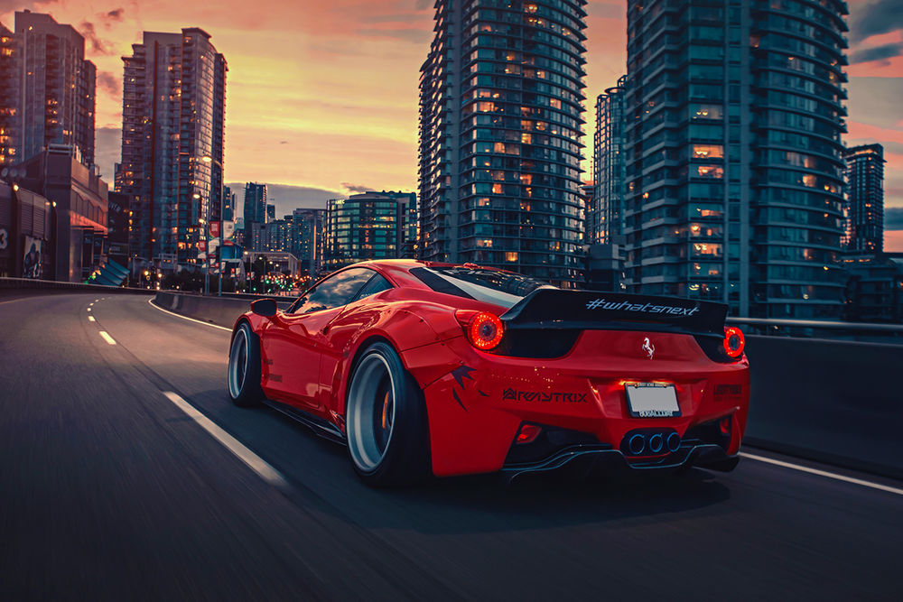 Обои для рабочего стола Красный спорткар Феррари / Ferrari 458 мчится вдоль небоскребов