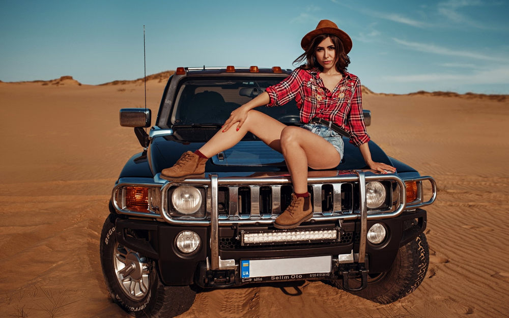 Обои для рабочего стола Модель veronika_glm сидит на капоте авто, фотограф Николай Кашуба