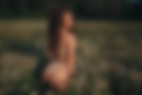 Обои на рабочий стол Модель Alina Zaslavskaya / Алина Заславская стоит среди ромашек, фотограф Grigoriy Lifin / Григорий Лифин
