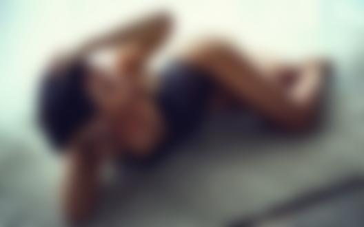 Обои на рабочий стол Девушка в нижнем белье лежит на полу, by de_ Pitt