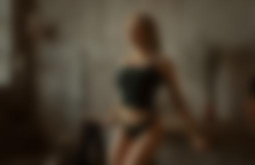 Обои на рабочий стол Модель Настя стоит у стола в комнате, фотограф Альберт Лесной / Albert Lesnoy