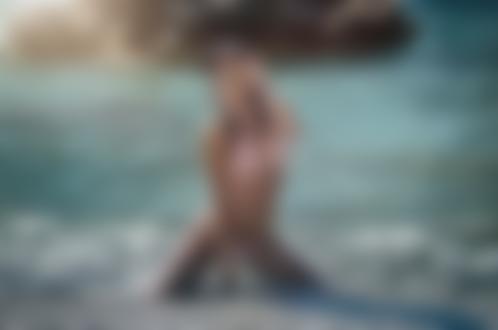 Обои на рабочий стол Девушка в очках и бейсболке позирует у моря, by Emil Topalov