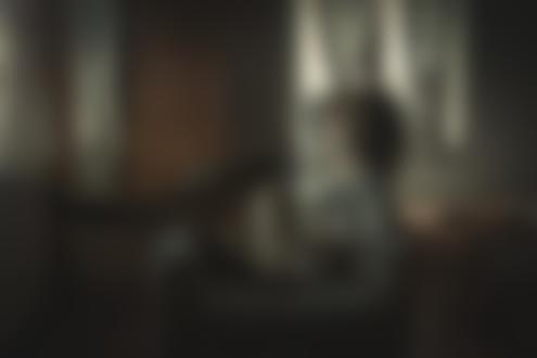 Обои на рабочий стол Девушка позирует на кресле, by Emil Topalov