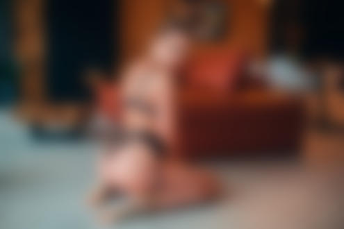 Обои на рабочий стол Девушка в нижнем белье сидит на полу, фотограф Grigoriy Lifin