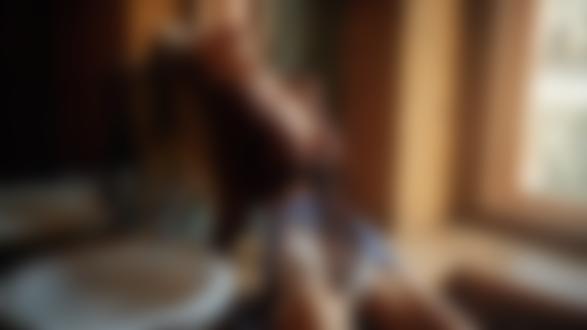 Обои на рабочий стол Модель Марина Полнова позирует у умывальника, фотограф Геогргий Чернядьев