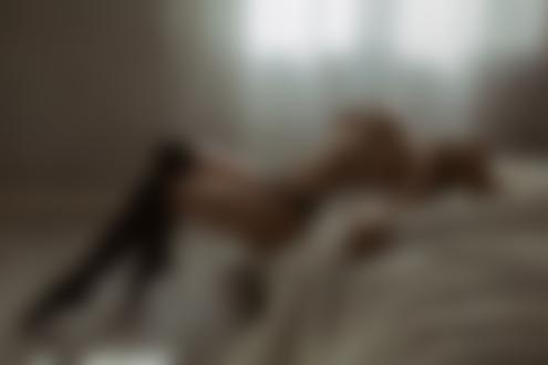 Обои на рабочий стол Девушка в гольфах, положив голову на кровать, позирует в комнате, фотограф Леонид Мочульский