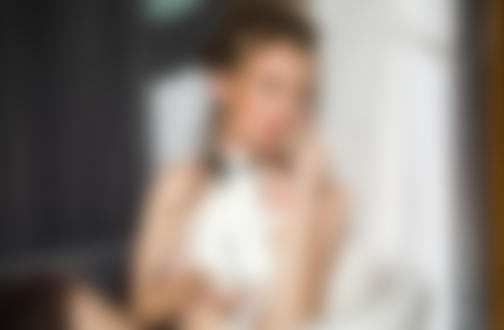 Обои на рабочий стол Модель Casey Caroline / Кэролайн Кейси с кроликом и клубникой в руке. Фотограф Kim Akrich