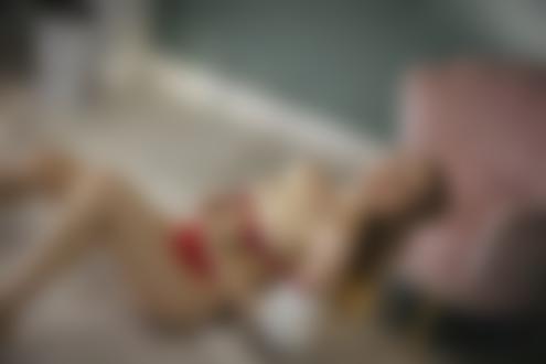 Обои на рабочий стол Модель Елена Курагина позирует на полу у кресла, фотограф Максим Чуприн