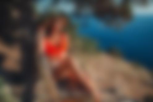 Обои для рабочего стола Девушка Ольга Шестерненко в шляпе сидит на лавочке у дерева, фотограф Григорий Лифин