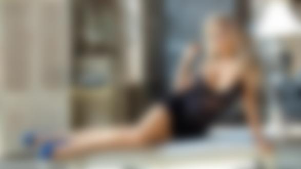 Обои на рабочий стол Модель Paula Tumala в нижнем белье сидит на банкетке в комнате