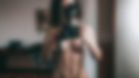 Обои на рабочий стол Обнаженная модель с фотоаппаратом в руках. Фотограф Харисов Антон